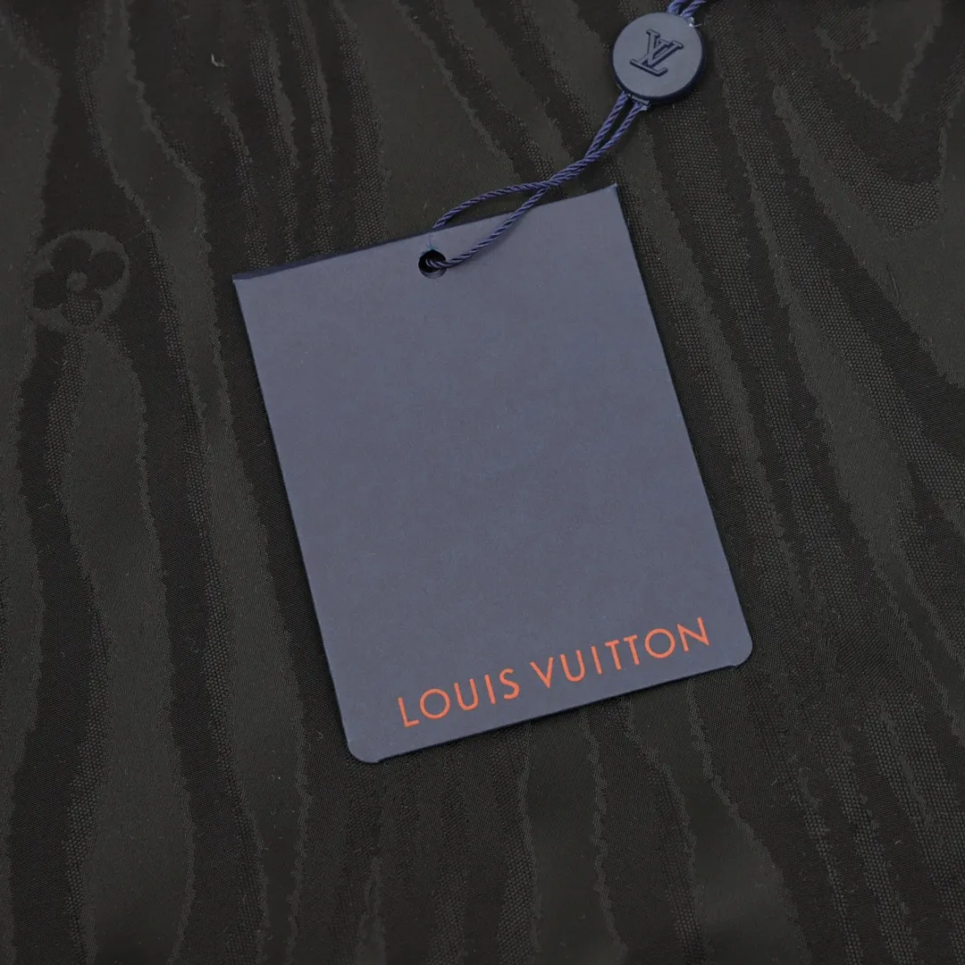 🅿️570 Louis Vuitton/Louis Vuitton Dark Pattern Windbreaker Jacket Needless to say, the style is low-key and luxurious. It brings out the 1V classic elements on both sides. The loose version makes the upper body casual and comfortable. The solid color side is a soft-shell jacket style, a simple solid color style, only the chest hardware is decorated, the hardware is removable, the inside and outside hardware are all double-sided engraved, the original version is the same and can be customized and dyed. The clothes are of the same color with no color difference, and the labor cost is expensive. The lining is made of silk jacquard fabric, and the classic full-width logo jacquard process requires everything to be woven, and the process cost is extremely high. Size: XS-L